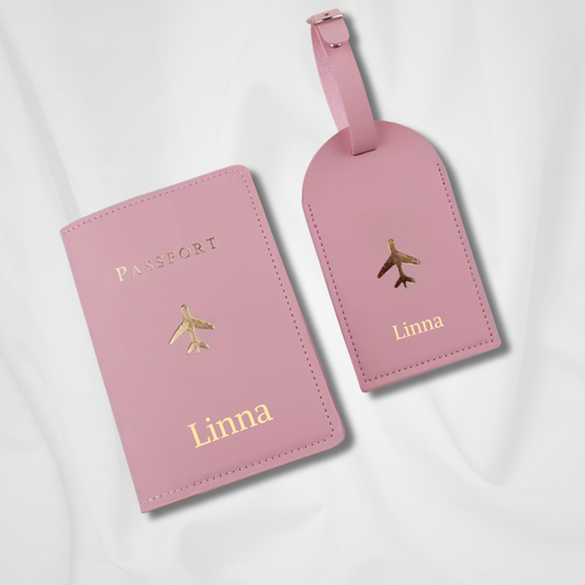 Personlig passholder og bagasjelapp med navn i rosa